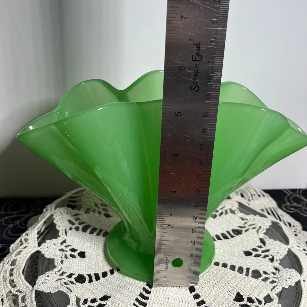 .Vintage FENTON Jade Green Satin Glass Fan Vase Urn Jadeite Style, 90 yrs old